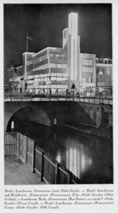 123828 Gezicht op de verlichte Heck's Lunchroom (Potterstraat 2) te Utrecht, bij avond, vanaf de werf langs de Oudegracht.