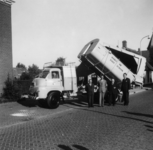 90250 Afbeelding van de demonstratie van de nieuwe vuilnisauto van de dienst gemeentewerken van de gemeente Vleuten-De ...