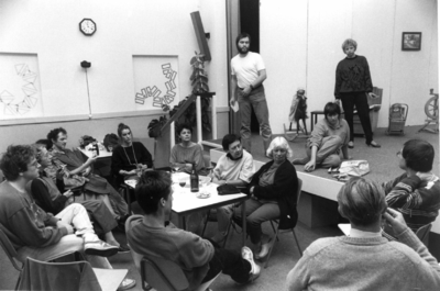 91741 Afbeelding van een repetitie van de toneelgroep Elckerlyc uit Vleuten voor het stuk Oud Speelgoed in het ...