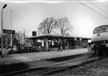 153049 Gezicht op de perronzijde van het N.S.-station Bovenkarspel-Grootebroek te Bovenkarspel.