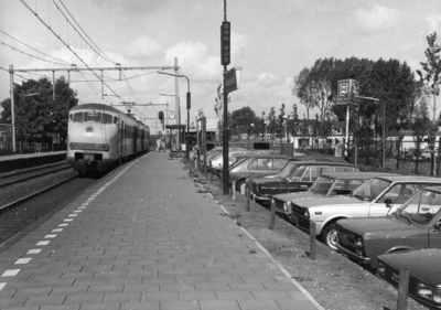 154535 Afbeelding van een electrisch treinstel plan V (mat. 1964) van de N.S. langs het perron van het N.S.-station ...