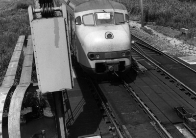 154940 Afbeelding van een gedeelte van de hefbrug over de Aa in de spoorlijn Amsterdam-Utrecht te Breukelen.