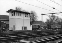 154752 Gezicht op het seinhuis bij het N.S.-station Zwolle te Zwolle.