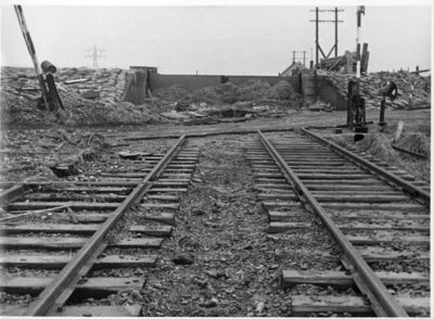 157037 Gezicht op de dijkcoupure met vloeddeuren te Oostdijk, tussen Kruiningen-Yerseke en Krabbendijke, na de ...