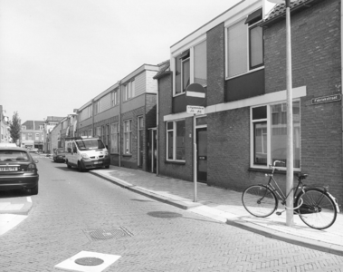 121908 Gezicht in de Fabriekstraat te Utrecht, uit het zuidwesten; rechts de huizen nrs. 46 (rechts)- lager en op de ...