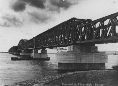 160493 Gezicht op de (tijdelijk) herstelde spoorbrug over het Hollands Diep bij Moerdijk (Moerdijkbrug).