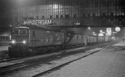 160945 Afbeelding van de electrische locomotief nr. 1144 (serie 1100) van de N.S. met een trein naar Roosendaal op het ...