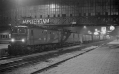 160945 Afbeelding van de electrische locomotief nr. 1144 (serie 1100) van de N.S. met een trein naar Roosendaal op het ...