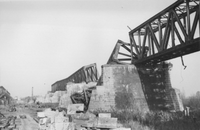 158594 Gezicht op de tijdens de oorlog vernielde spoorbrug over de Waal bij Zaltbommel, uit het zuiden.
