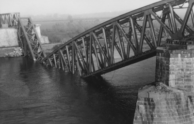 158598 Gezicht op een een in water gestorte overspanning van de tijdens de oorlog vernielde spoorbrug over de Waal bij ...