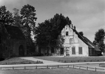 80715 Gezicht op de gerestaureerde boerderij van het voormalige Kartuizerklooster Nieuwlicht (Laan van Chartroise) te ...