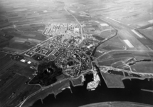 5708 Luchtfoto van Wijk bij Duurstede uit het zuidoosten, met op de voorgrond de Rijn.