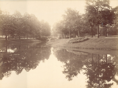 122477 Gezicht op de Stadsbuitengracht te Utrecht, uit het noorden; rechts het singelplantsoen aan het Lepelenburg en ...
