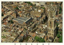 124205 Luchtfoto van een gedeelte van de binnenstad van Utrecht, uit het zuidoosten, met rechts de Domtoren (Domplein) ...