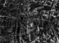 85053 Luchtfoto van een gedeelte van de binnenstad van Utrecht, uit het zuiden. Op de voorgrond het Domplein met de ...