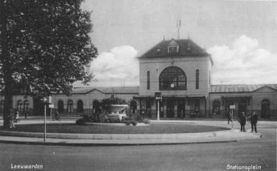 161779 Gezicht op het N.S.-station Leeuwarden te Leeuwarden.