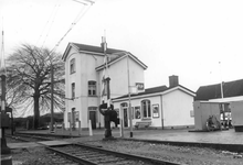 150713 Gezicht op de perronzijde van het N.S.-station Beek-Elsloo te Beek, kort voor de afbraak.