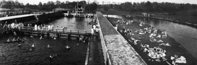 78303 Gezicht op het zwembad en de zonneweide van de N.V. Utrechtsche Open Zwem- en Badinrichting aan den Kromme Rijn ( ...