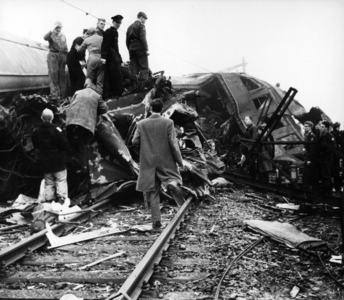 157505 Afbeelding van reddingswerkers op zoek naar slachtoffers tussen de wrakstukken van de bij de treinramp te ...