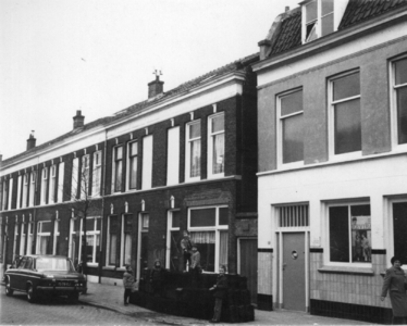 74513 Gezicht op de voorgevels van de panden Zandhofsestraat 82 lager te Utrecht.