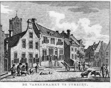 36032 Gezicht op de Varkenmarkt te Utrecht uit het zuiden, met op de achtergrond een gedeelte van de toren van de ...