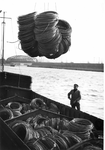 57875 Gezicht op het laden van een vrachtschip in het Amsterdam-Rijnkanaal met ringen walsdraad, vervaardigd in de ...