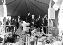 90897 Afbeelding van de opening van Koninginnedag door burgemeester mr. H. A. C. Middelweerd vanuit een muziektent op ...