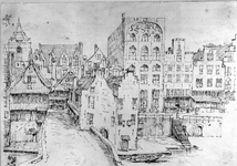 35762 Gezicht vanaf de oostzijde van de Oudegracht te Utrecht over de Bezembrug op de voorgevels van de huizen aan de ...