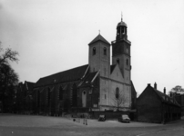 81392 Gezicht op de Nicolaikerk (Nicolaaskerkhof 8) te Utrecht, met de gerestaureerde westgevel, uit het westen.