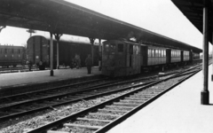 160806 Afbeelding van de stoomlocomotief nr. 43 van de N.T.M. met tram T1563 op het N.S.-station Leeuwarden te Leeuwarden.