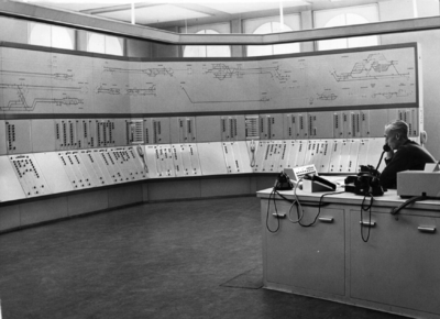 156496 Interieur van de Centrale Schakelpost van de N.S. te Utrecht.