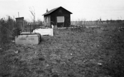 25513 Gezicht op een zomerhuisje (?) in het natuurgebied De Schraallanden bij Zegveld.