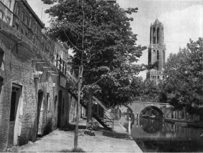 67370 Gezicht op de Oudegracht en de Hamburgerbrug te Utrecht, met de werven. Op de achtergrond de Domtoren en een ...