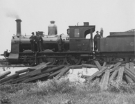 163087 Afbeelding van de stoomlocomotief nr. 12 van het S.B.B. (Spoorwegbouwbedrijf) met personeel tijdens de aanleg ...