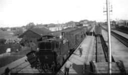 161392 Afbeelding van de stoomlocomotief nr. 5545 (serie 5500) van de N.S. met trein DR 1002 uit Borken (Duitsland) ...
