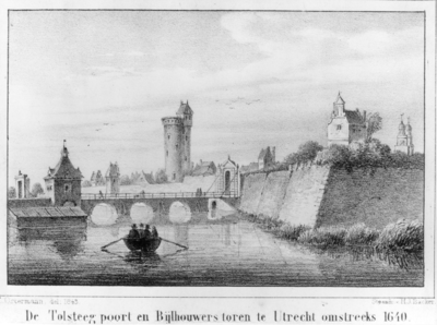 36377 Gezicht over de stadsbuitengracht op de stadswal te Utrecht met de Tolsteegbrug en -poort en daarachter de ...