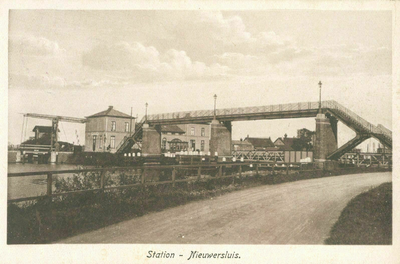 161886 Gezicht op de voetbrug over het Merwedekanaal te Nieuwersluis, vanaf de Stationsweg, met op de achtergrond het ...