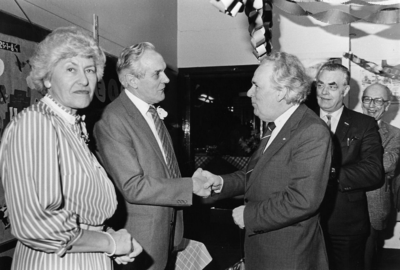 89802 Afbeelding van de receptie ter gelegenheid van het afscheid van de heer W. J. Bos (2e van links) als hoofd van de ...