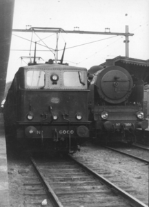 162287 Afbeelding van de electrische locomotief nr. 6000 van de L.N.E.R. (gehuurd door N.S.) naast de stoomlocomotief ...