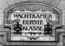155166 Afbeelding van het tegeltableau Wachtkamer Eerste Klasse aan het perrongebouw van het N.S.-station Haarlem te Haarlem.