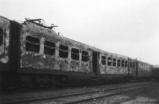 161999 Afbeelding van het tijdens het bombardement van 22 februari 1944 vernielde electrische treinstel nr. 816 (mat. ...