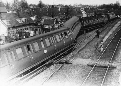162107 Afbeelding van de ontspoorde trein nr. 102 te Woerden.