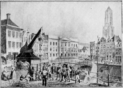 126033 Gezicht op het Stadhuis (Stadhuisbrug) te Utrecht met op de voorgrond de stadskraan en op de achtergrond de Domtoren.