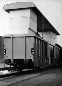 154134 Afbeelding van een beladen perswagen van de N.S. voor het vervoer van schuimrubber te Kesteren met geopend dak.