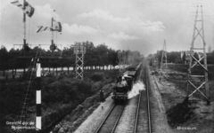161403 Gezicht op de spoorbaan nabij Bussum met een trein getrokken door een stoomlocomotief uit de serie 1900 van de N.S.