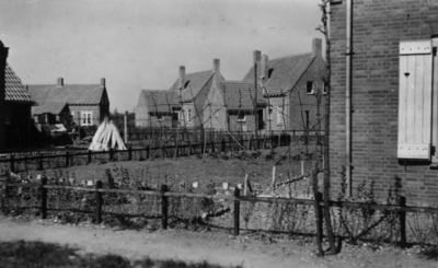 25518 Gezicht op enkele huizen te Uitweg (gemeente Lopik).