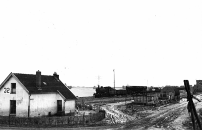 160432 Afbeelding van een goederentrein bij het N.S.-station Kruiningen-Yerseke te Kruiningen, tijdens de ...