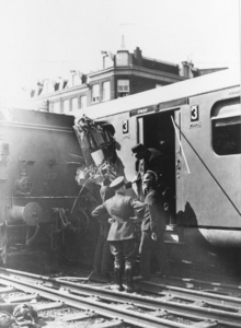 162106 Afbeelding van het diesel-electrische treinstel nr. 44 (DE 3, serie 11-50) van de N.S. na een zijdelingse ...