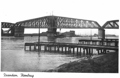 161699 Gezicht op de Hembrug over het Noordzeekanaal te Zaandam.