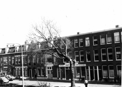 86571 Gezicht op de Zaagmolenkade te Utrecht tijdens het kappen van een boom.